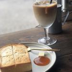 トースト、季節のジャム（あんず）とアイスカフェラテ(Fin.coffee/bake shop)