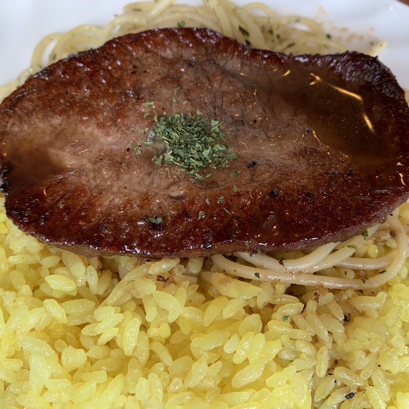 牛肉の薄切りステーキ　バターライスとスパゲッティ添え(ラ・タベルナ )