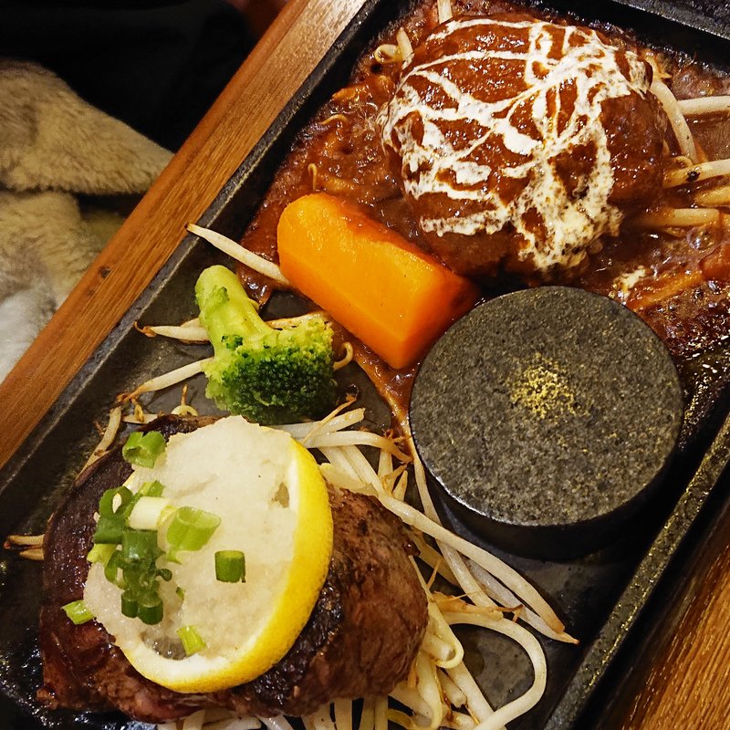 国産牛ヒレステーキ（約110g）+国産牛霜降りハンバーグ（約110g）(雷電)