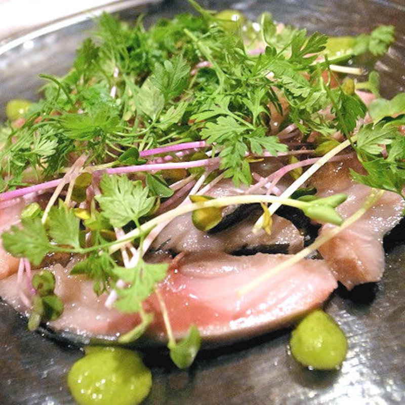 噴火湾産 脂サバのカルパッチョ スモークの香り(エゾットリア （EZOTTORIA）)