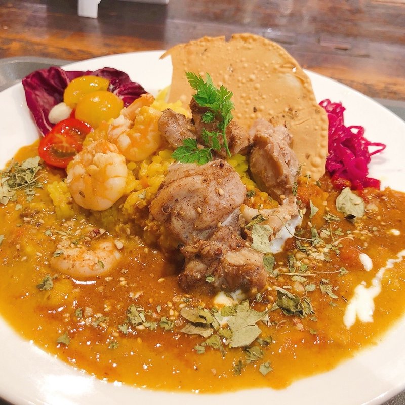 チキントマト＆シュリンプのあいがけ4種デリの贅沢プレート(カフェ＆ブックス ビブリオテーク 東京・自由が丘 （café & books bibliotheque）)