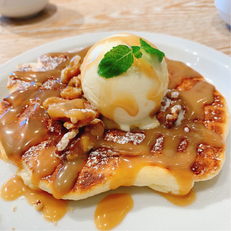 ワッフルパンケーキ　くるみと生キャラメルソース　ハーフサイズ(MELLOW BROWN COFFEE さいたま新都心店)