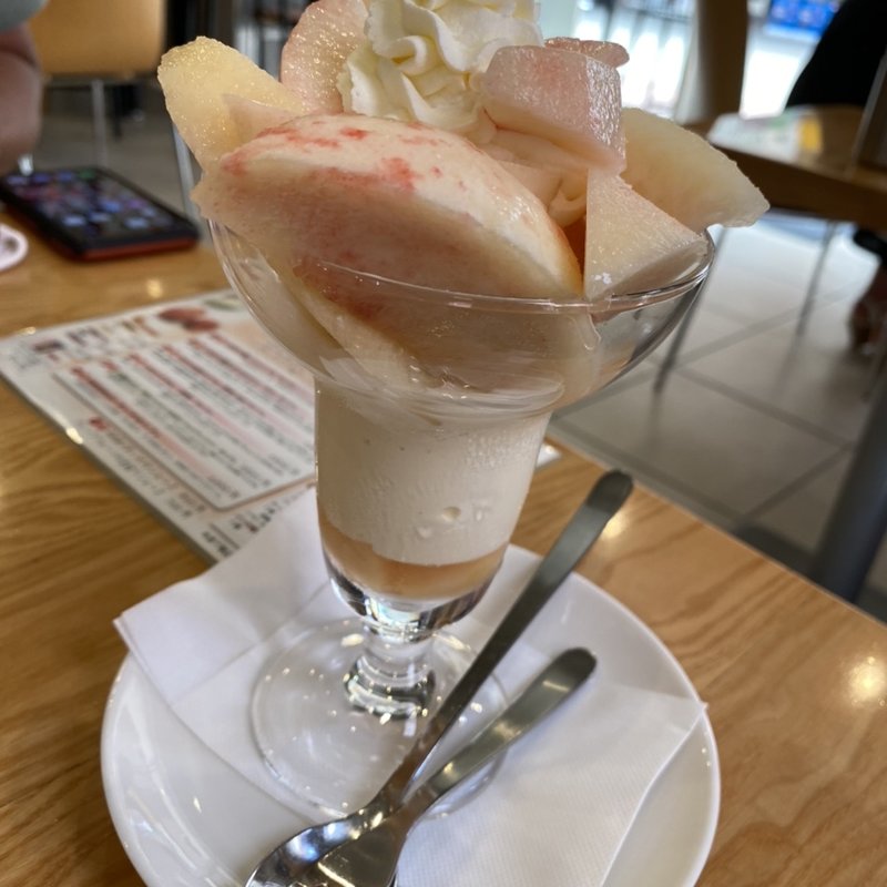 モモとネクタリンのパフェ(フルーツパーラーゴトー )