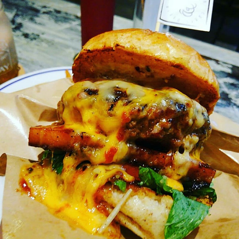 厚切りベーコンチーズBBQバーガープレート(Upit)