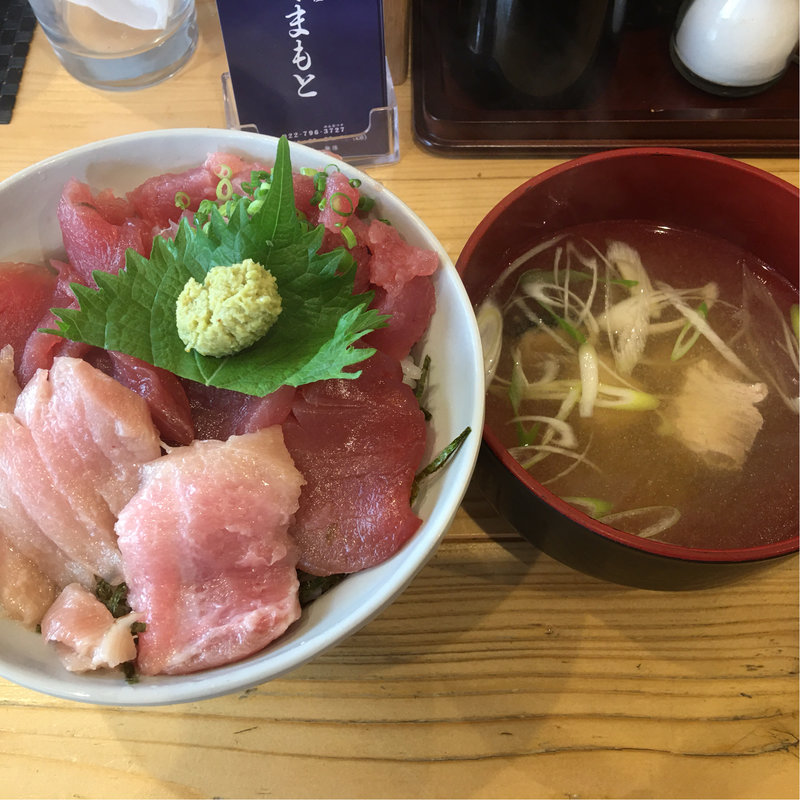 贅沢まぐろ三色丼(まぐろ屋  やまもと)