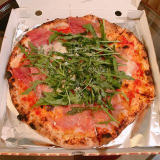 プローヴォラ・マルゲリータ・コン・プロシュット・エ・ルコラ(Pizzeria Azzurri)