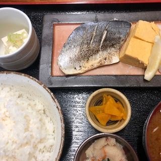 サワラ塩焼（週替わり魚定食）(八丁堀 朋（ハッチョウボリ トモ）)