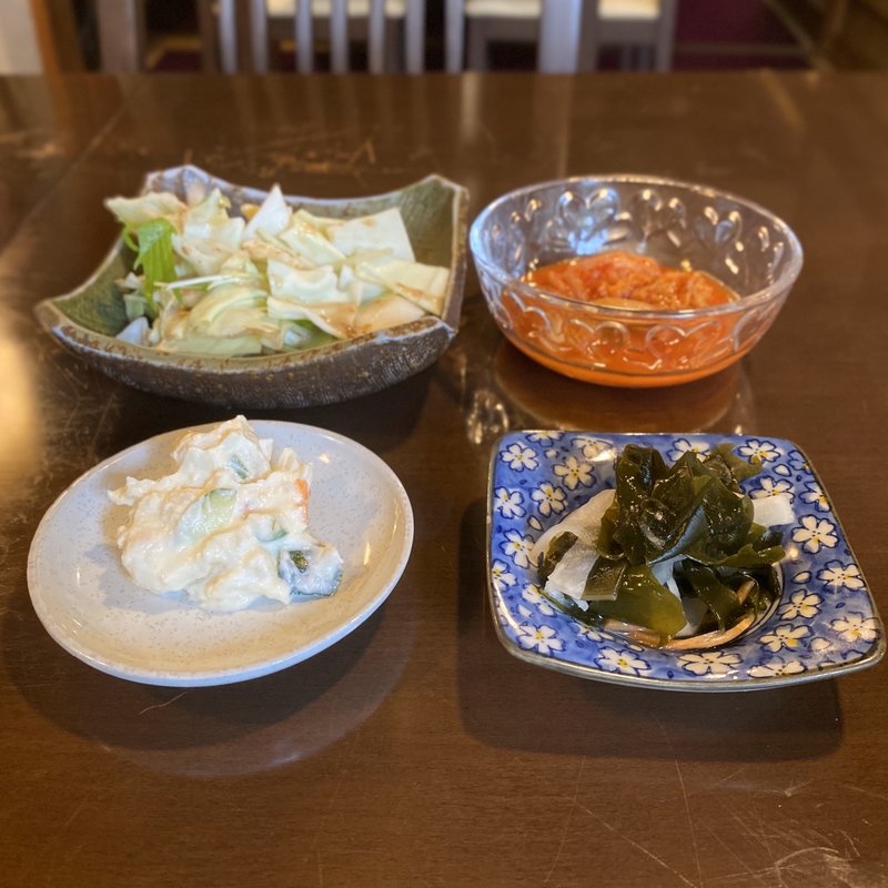 つけ出し(キムチ、ポテトサラダ、わかめの酢の物、キャベツ)(ケンタママの店)