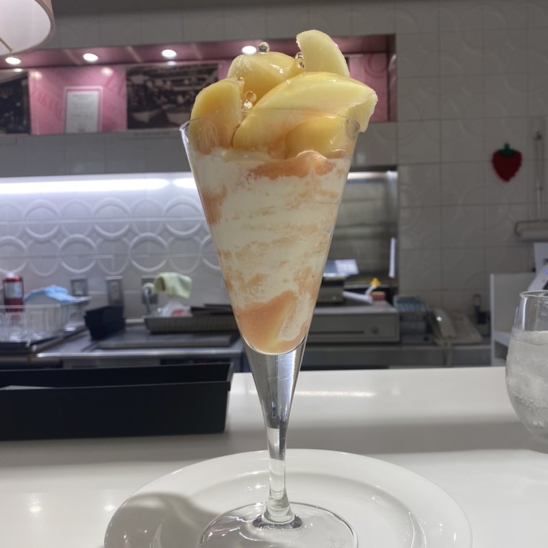 岡山県産もものパフェ(タカノフルーツパーラー 地下鉄ビル店 )