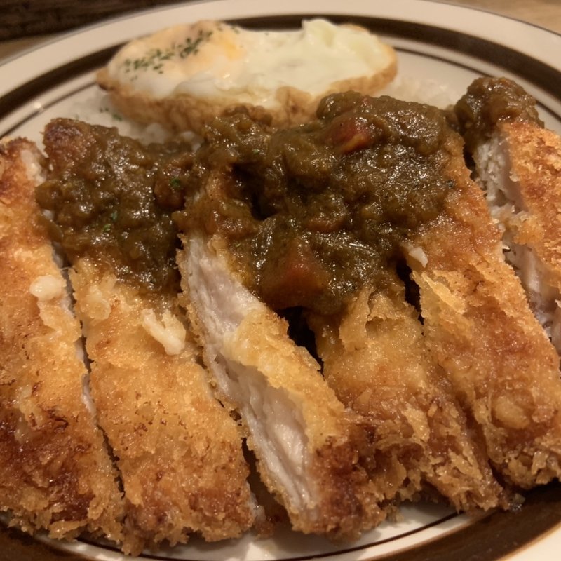 チキンカツレツとフライドエッグのくろーばーカレー (カレー クローバー （カレー clover）)