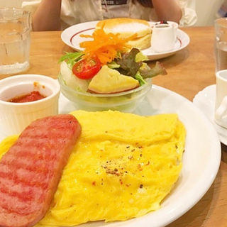 半熟オムレツとスパムのパンケーキ(パンケーキママカフェ VoiVoi （ヴォイヴォイ）)