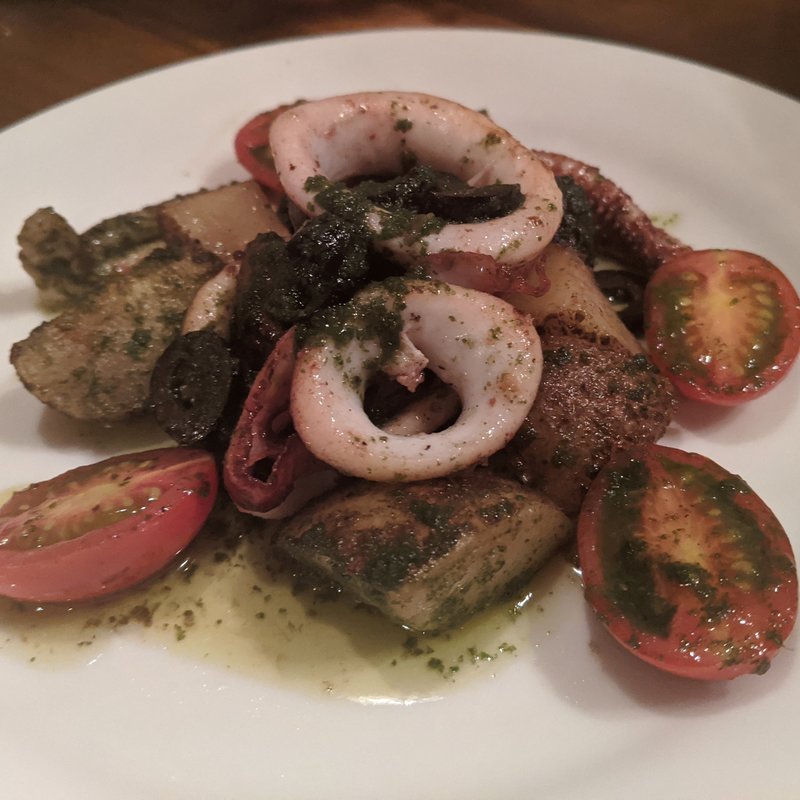 新じゃがとスルメイカのソテー(御徒町ワイン食堂パパン)