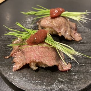芽ネギと梅肉の炙り肉寿司(肉食饗竜 心斎橋店)