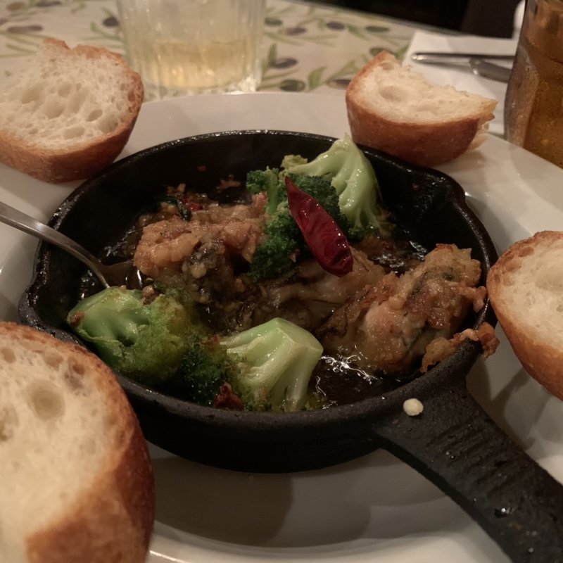 牡蠣とブロッコリーのアヒージョ(CHICHOS)