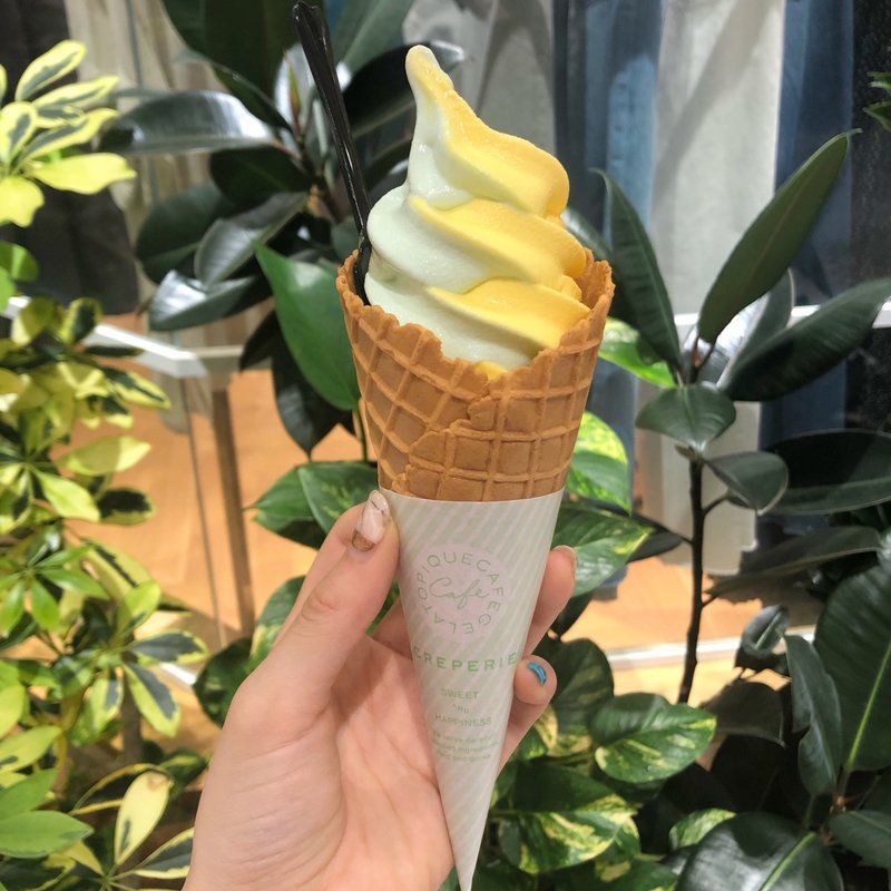 マンゴーミルク×水色バニラミックスソフトクリーム(ジェラート ピケ カフェ クレープ リー)