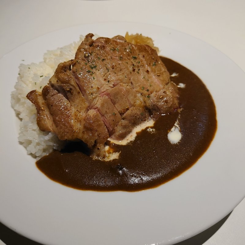 ホテルクオリティのビーフカレー　ローストポークのせ(浦和倶楽部)