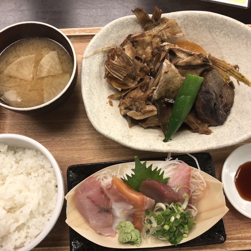 本日の日替りメニュー あら煮大根とお刺身定食(魚豊　人形町店)