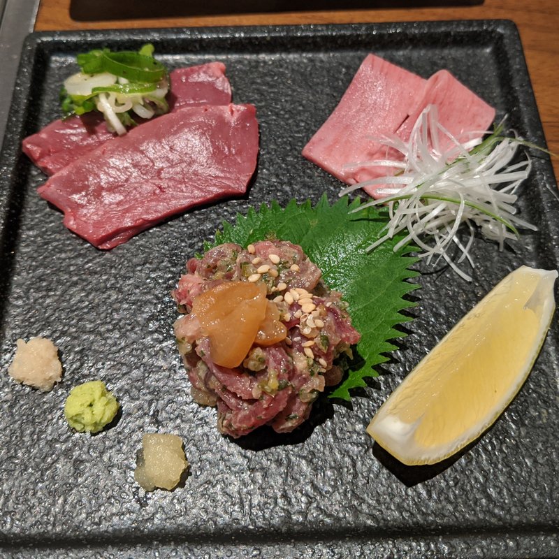 十勝ハーブ牛刺身3点盛り(十勝ハーブ牛ホルモン MONMOM)