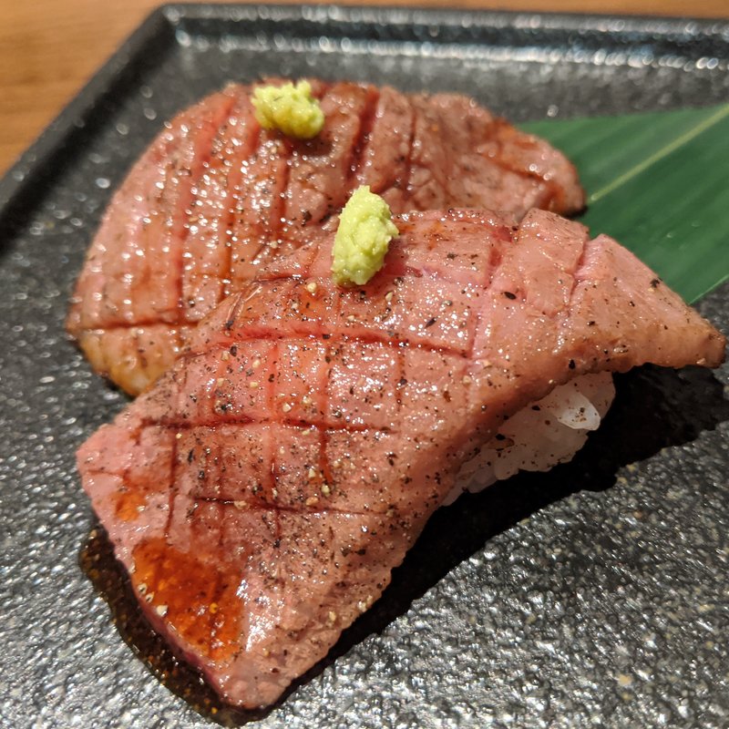 特選カルビ握り2貫(十勝ハーブ牛ホルモン MONMOM)