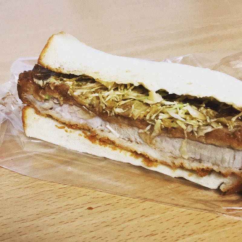 柔らかおっきなロースカツサンド(リヨンセレブお花茶屋)