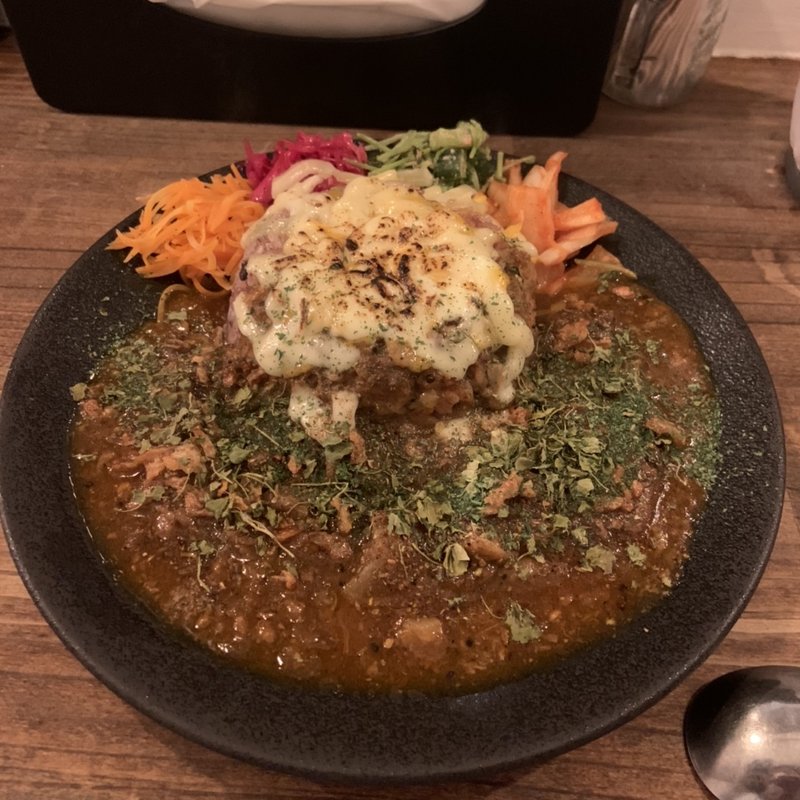 牛すじカレー トッピング4種盛り×焦がしチーズ(スパイススペースウガヤ)