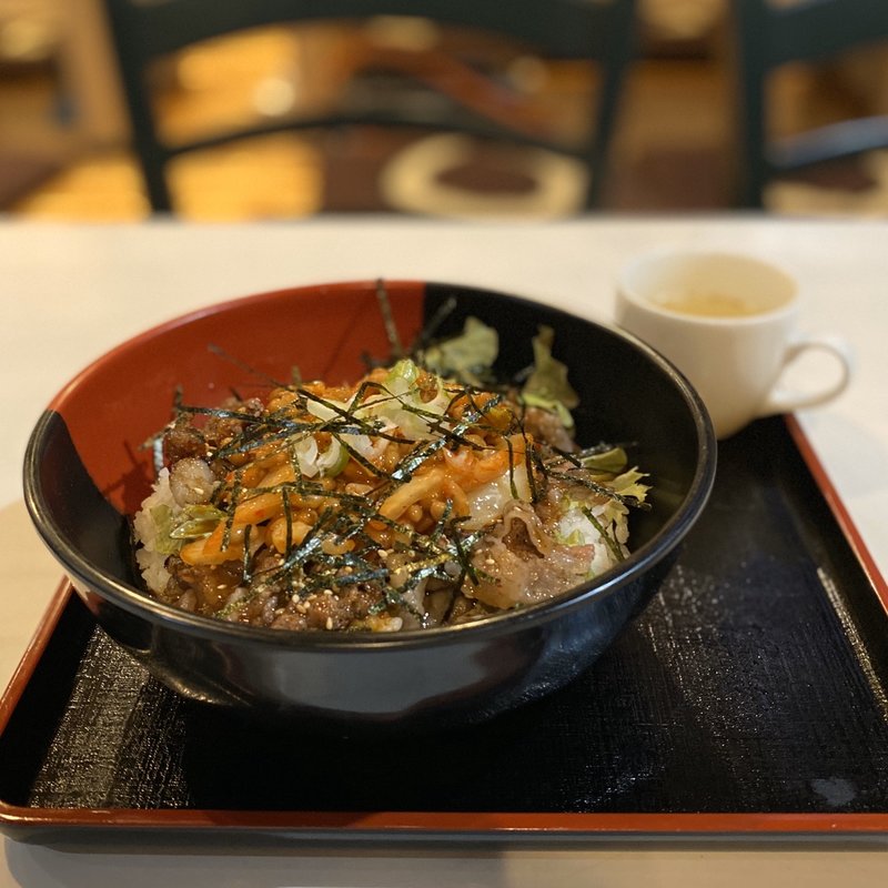 キムチ納豆焼肉丼(ご飯や。らいおん)