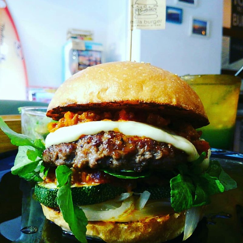 ハンバーガー(ブラウンバンズ＋ビーフパティ＋ステーキズッキーニ＋クレソン＋玉ねぎ＋モッツァレラチーズ＋超ミートソース)(milia burger)