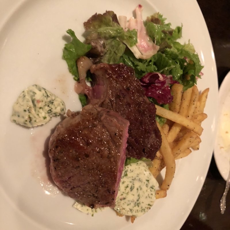 アンガス牛肩ロースのグリエ、ロックフォール風味のメートルバターで(BOUCHON （ブウション）)