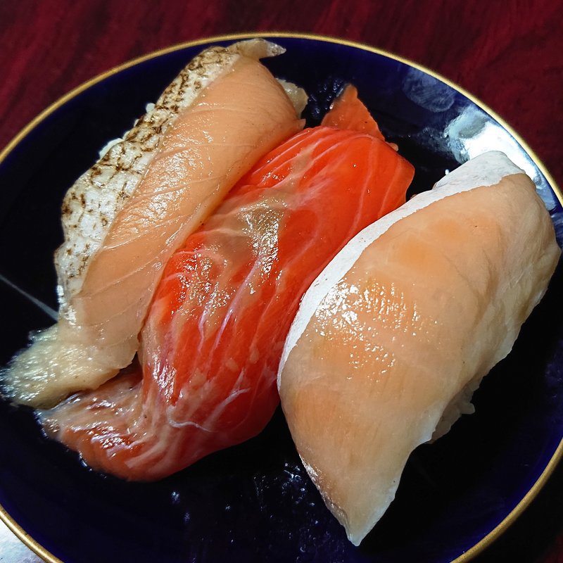 サーモン3貫盛り(回転寿司みさき 蒲田西口店)