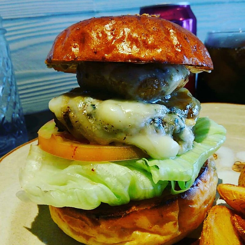 ゴルゴンゾーラマッシュルームとモッツァレラバーガー(だるま珈琲)