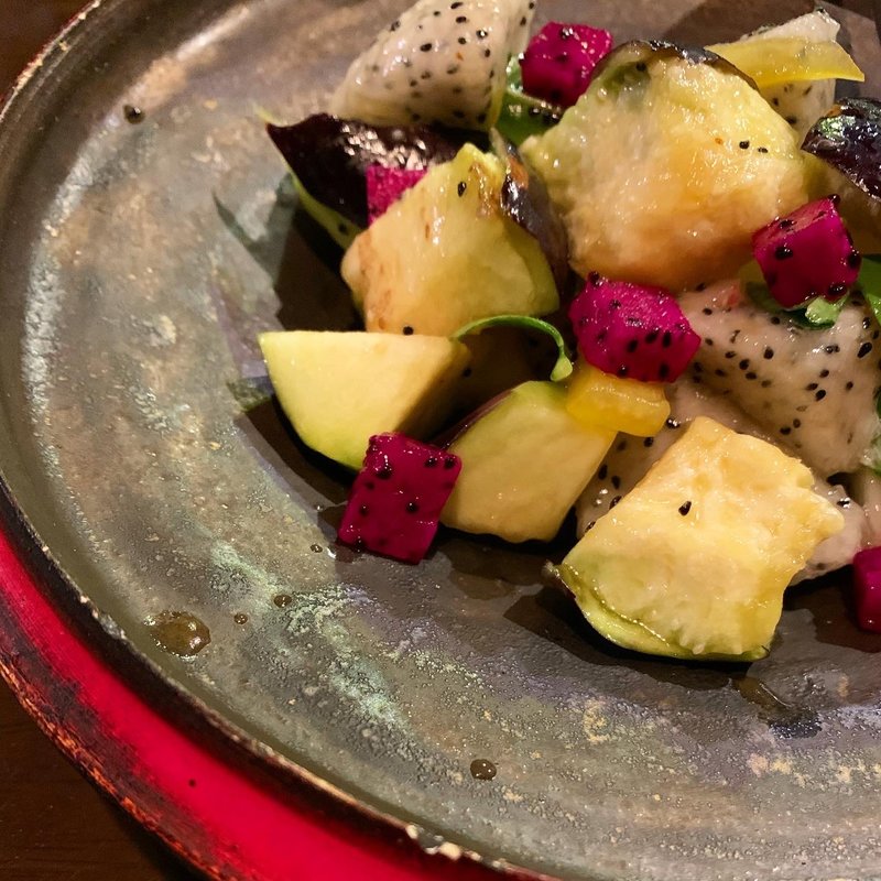 ドラゴンフルーツと泉州水なすのサラダ(旬菜処びいどろ)