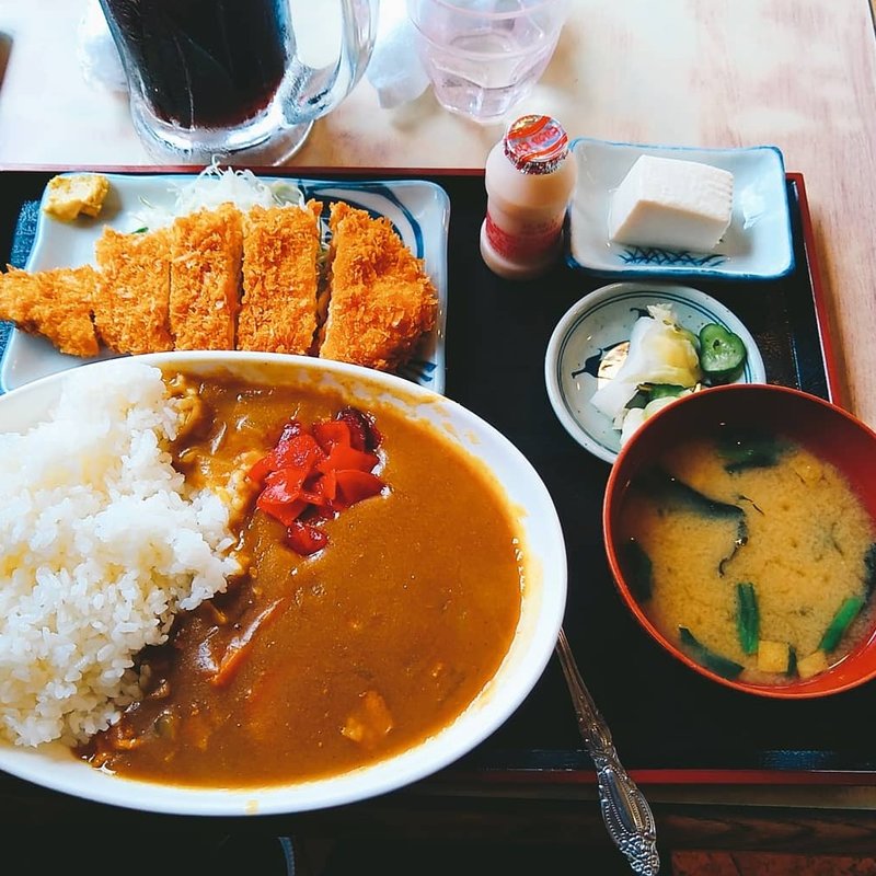 カレーライスチキンカツ付(<民宿>しをみ食堂 )