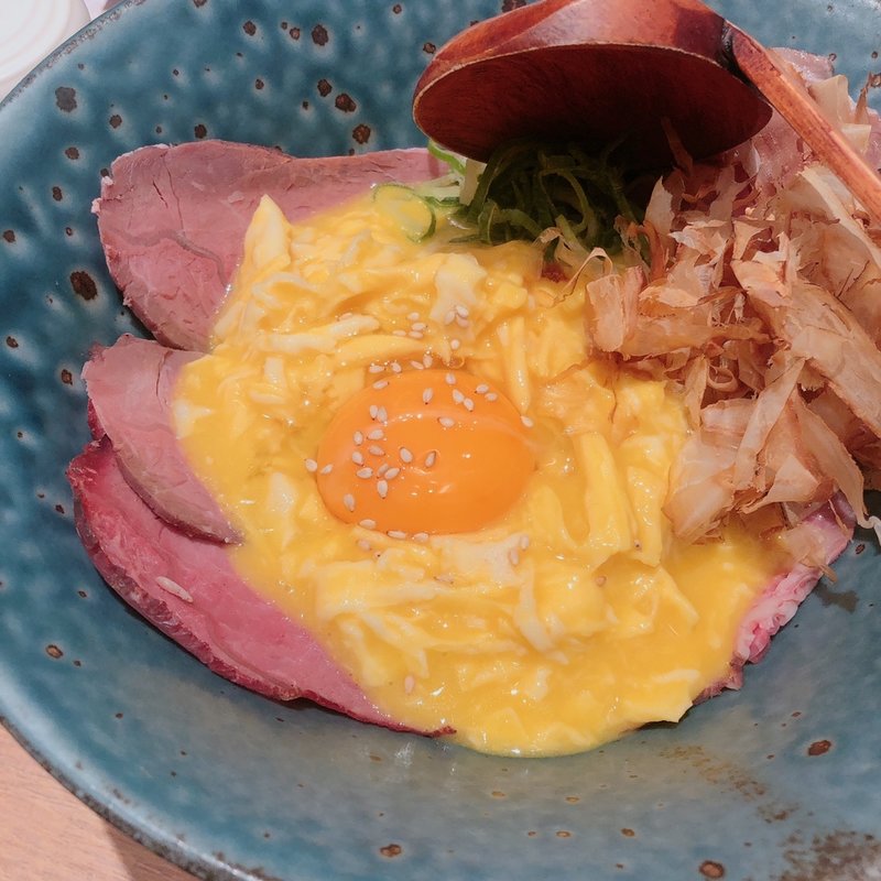 ローストビーフ釜玉うどん(うどんとぼんた)