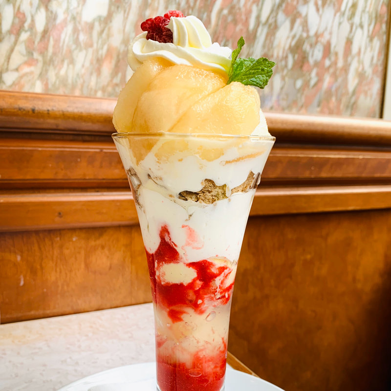 山梨県産　桃のパフェ(銀座コージーコーナー)