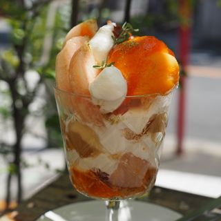和製ジン香る杏と新生姜と桃のパフェ(ボニーズベイクショップ)