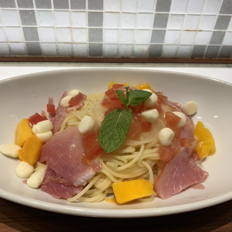 生ハムとマンゴーのフルーツパスタ(デリカフェ 大阪North)