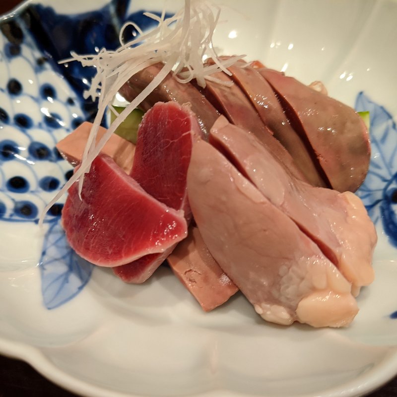 地鶏の肝・砂摺り・心湯引き(鳥田中)