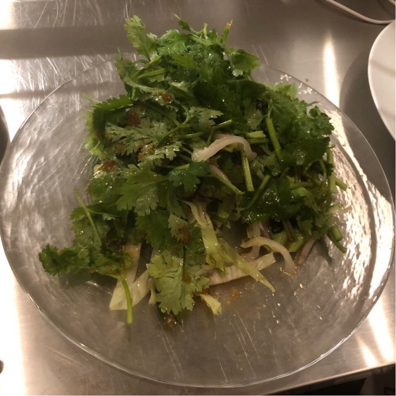 生スルメイカとパクチーのサラダ(シカラボ　鎌倉)