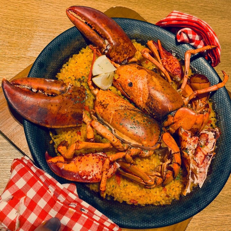 リザラン名物活オマール海老のパエリア(リザラン 三軒茶屋)