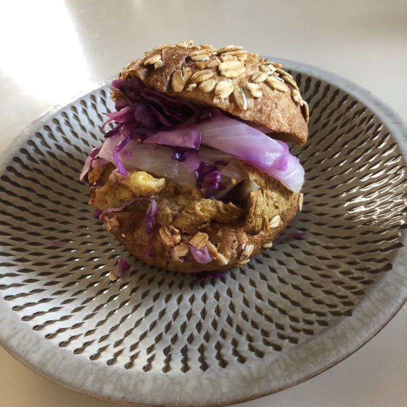 タンドリーチキンサンド(ジュウニブンベーカリー 新宿京王店)