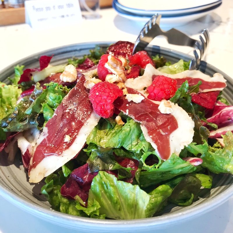 スペイン産鴨の生ハムとラズベリーサラダ(La Coquina cerveceria)