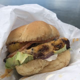 Hawaiian  burger(THE  CALIFORNIAN  BBQ PIT)