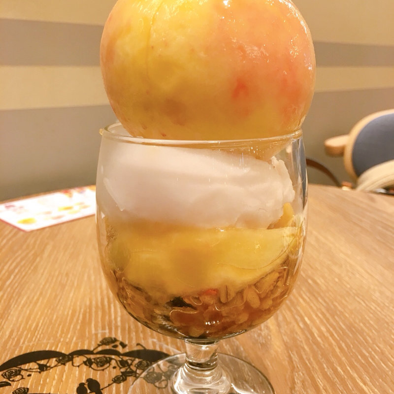 満月な桃パフェ(ドリップエックスカフェ ホワイティうめだ 泉の広場店)
