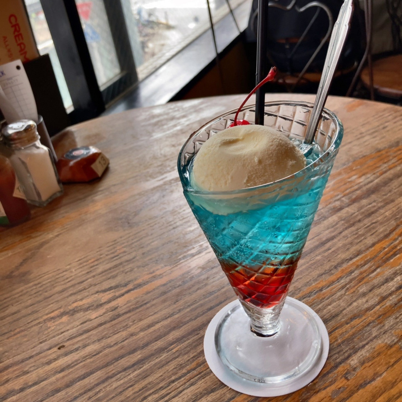 クリームソーダ サファイアルビー(Yonchome Cafe （ヨンチョウメ