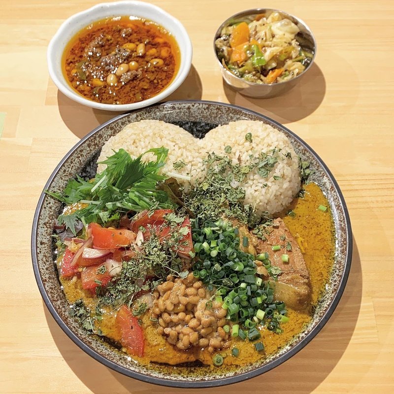 バターポークカレー・ビーフキーマカレー・トマトサラダ・アチャール  ・納豆・かカスリメティ(吉田カレー  )