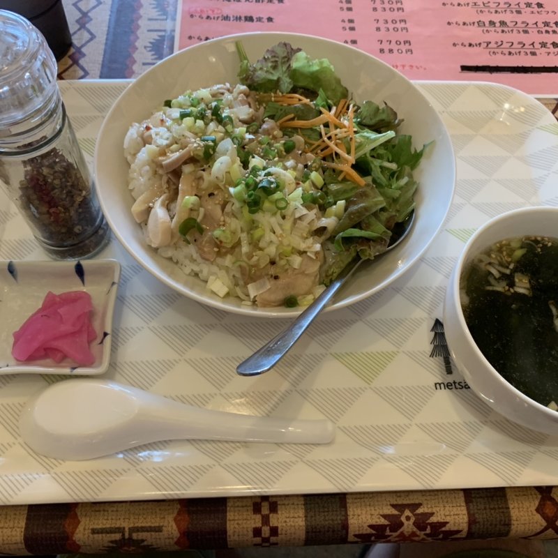 蒸し鶏ごはんオリーブねぎ塩ソース(からあげ居酒屋一丁目)