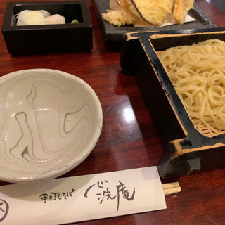 海老と野菜3種の天ぷら蕎麦 (二色そば)(心洗庵 )