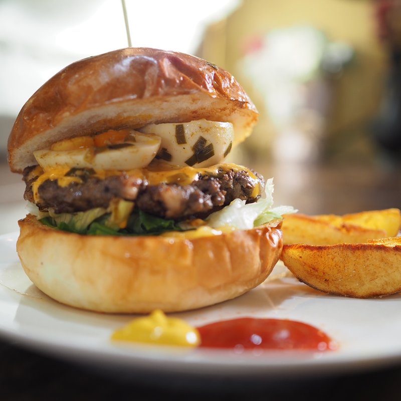 スパイシー半熟卵のチーズバーガー(香留壇)