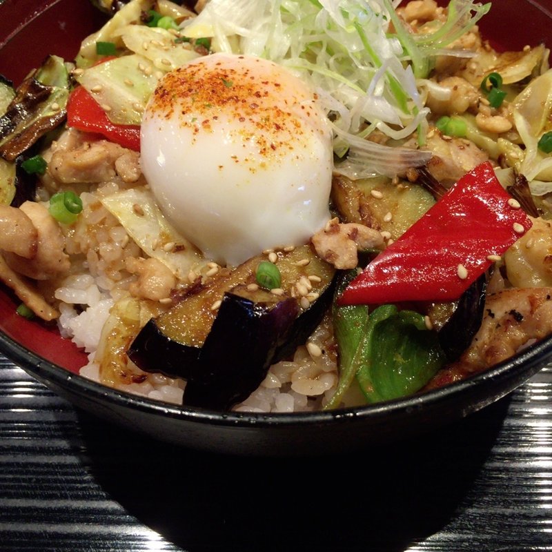 伊達鶏と茄子の味噌照り焼き丼 温泉卵添え(地鶏や ウィング高輪店)