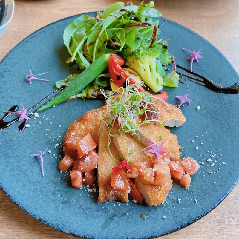 神戸ポークプレミアムのミラノ風カツレツ 王様トマトのケッカソース(神戸イタリアン＆ワイン クレイド)